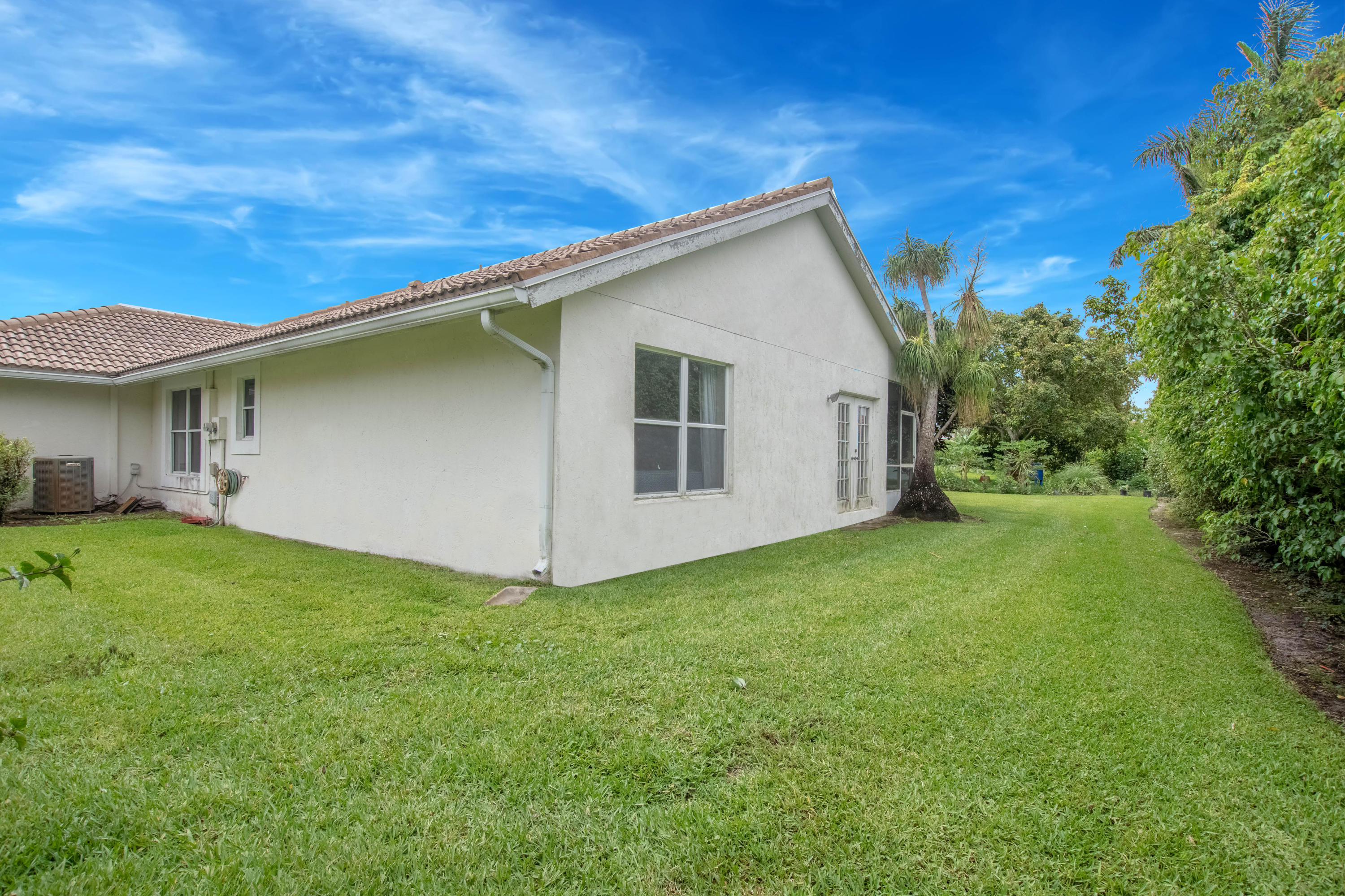 12785 Kingsway Road Wellington, FL 33414 - Photo 21 of 28 Side Yard