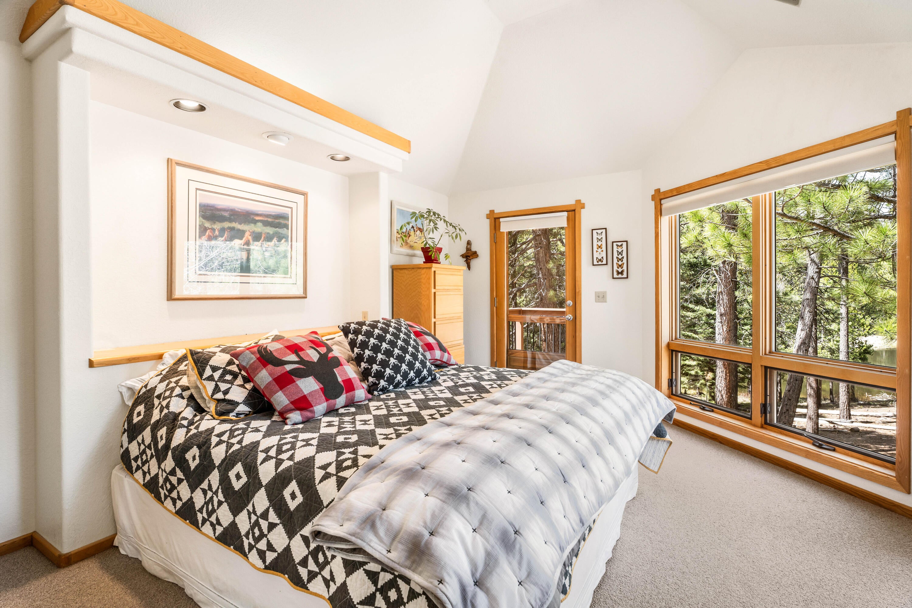 17678 Bittern Lane, Unit 5 Sunriver, OR 97707 - Photo 21 of 41 Primary Bedroom