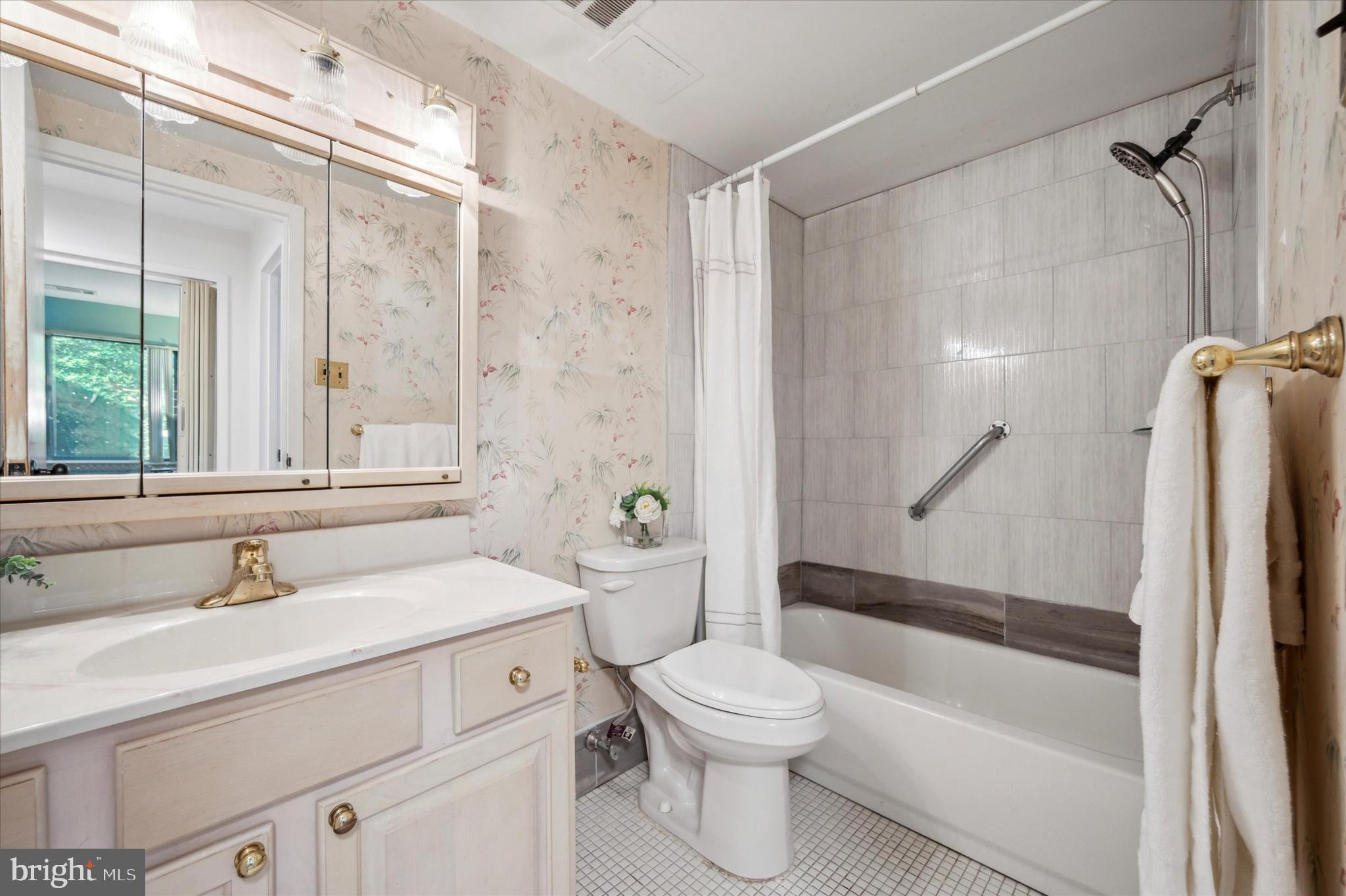 501 North Providence Road, Unit 118 Media, PA 19063 - Photo 14 of 15 Full Bathroom