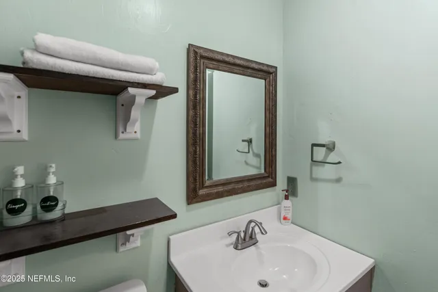 a view of a backyard