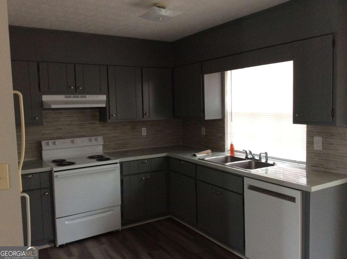 106 Richard Way Stockbridge, GA 30281 - Photo 5 of 15 a kitchen with a sink stove and cabinets