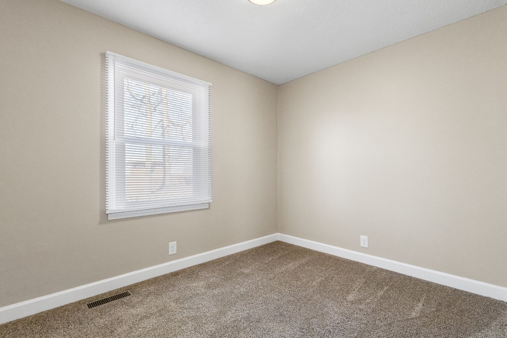 118 Union Hall Road Clarksville, TN 37040 - Photo 13 of 26 an empty room with a window