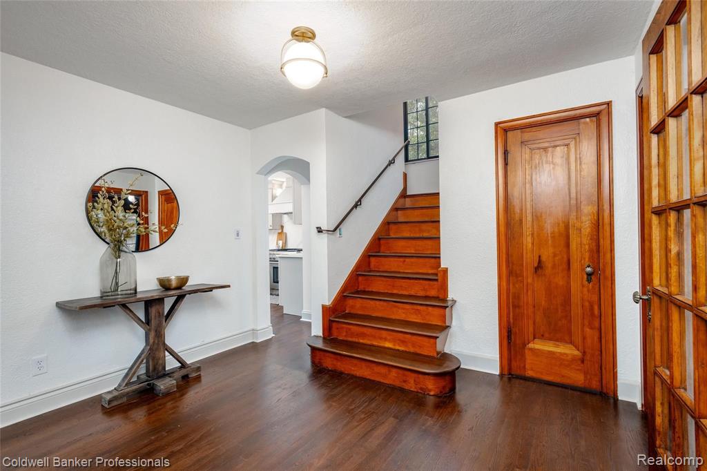 25 Hampton Road Grosse Pointe Shores, MI 48236 - Photo 2 of 45