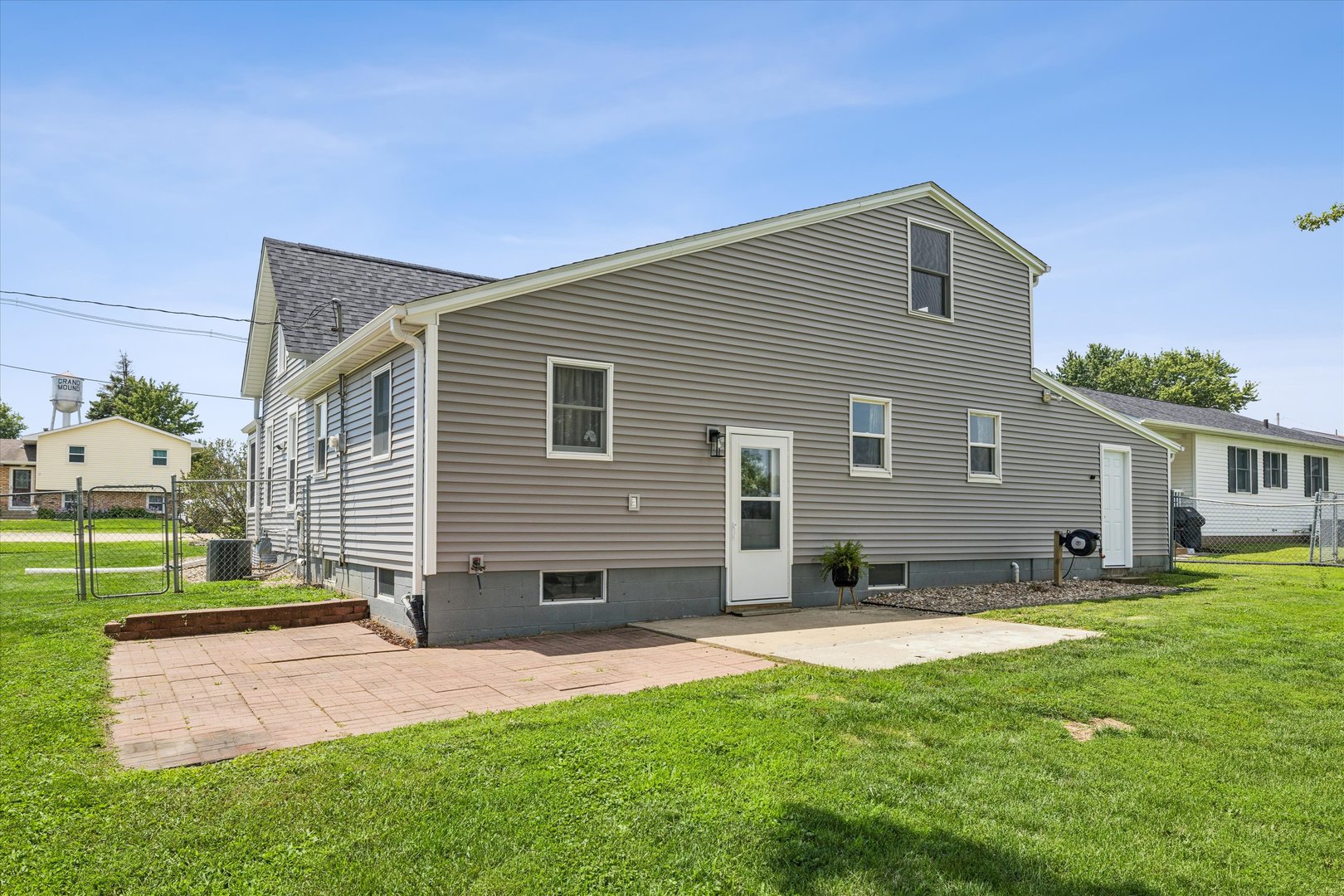 614 Dewitt Street Grand Mound, IA 52751 - Photo 5 of 31