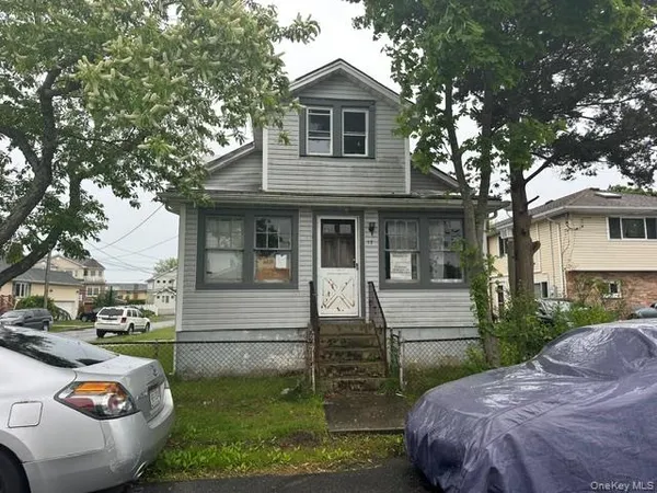 $335,000 | 17 Mound Street, Lindenhurst, NY 11757