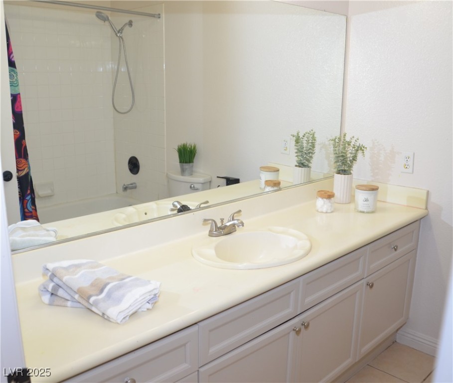 7340 Alpine Ridge Street Las Vegas, NV 89131 - Photo 25 of 36 Tub/shower combo.