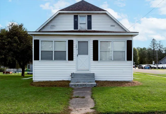 $185,900 | 100 Grover Street, Ridgeland, WI 54763