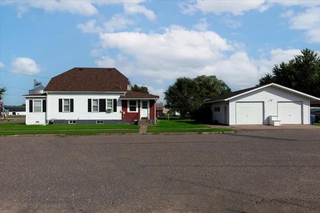 $185,900 | 100 Grover Street, Ridgeland, WI 54763