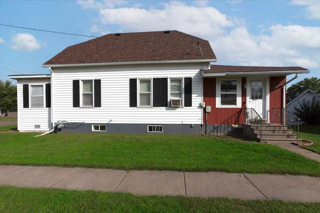 $185,900 | 100 Grover Street, Ridgeland, WI 54763