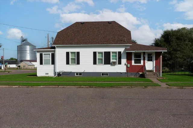 $185,900 | 100 Grover Street, Ridgeland, WI 54763