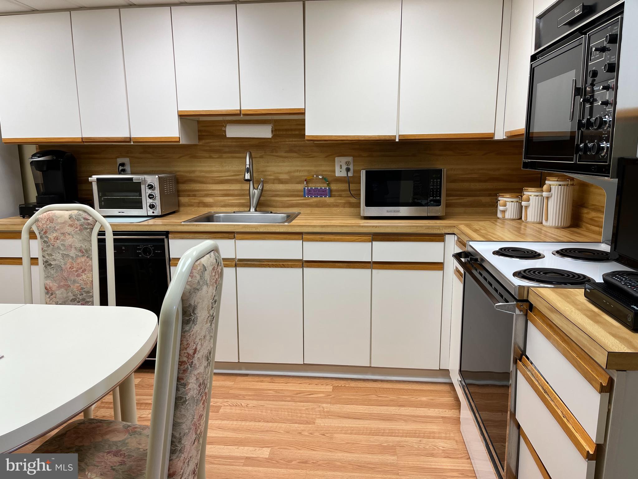 2131 Welsh Road, Unit 112 Philadelphia, PA 19115 - Photo 23 of 68 Spotless Kitchen w/lots of Cabinets!