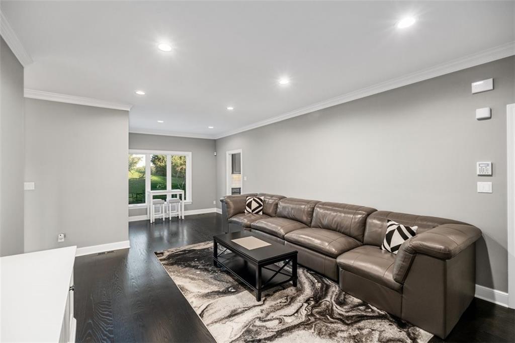125 Justabout Road Venetia, PA 15367 - Photo 29 of 50 Living Room in Guest Suite