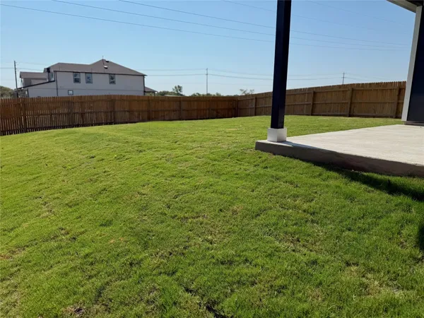a view of a back yard
