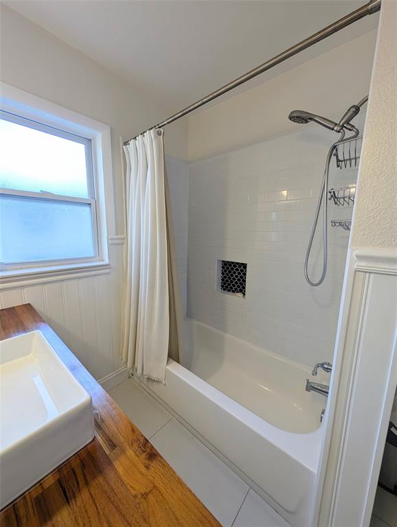 1460 Ruth Road Dunedin, FL 34698 - Photo 7 of 27 a bathroom with a tub a sink and a shower