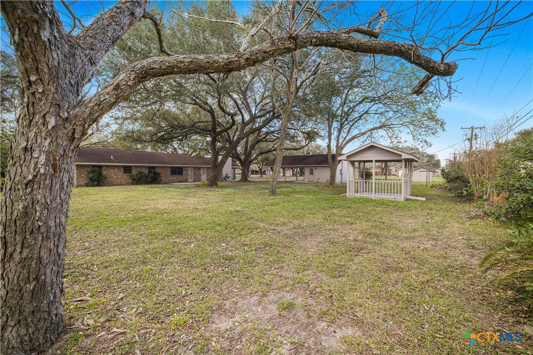 406 Blyth Road Victoria, TX 77904 - Photo 6 of 32
