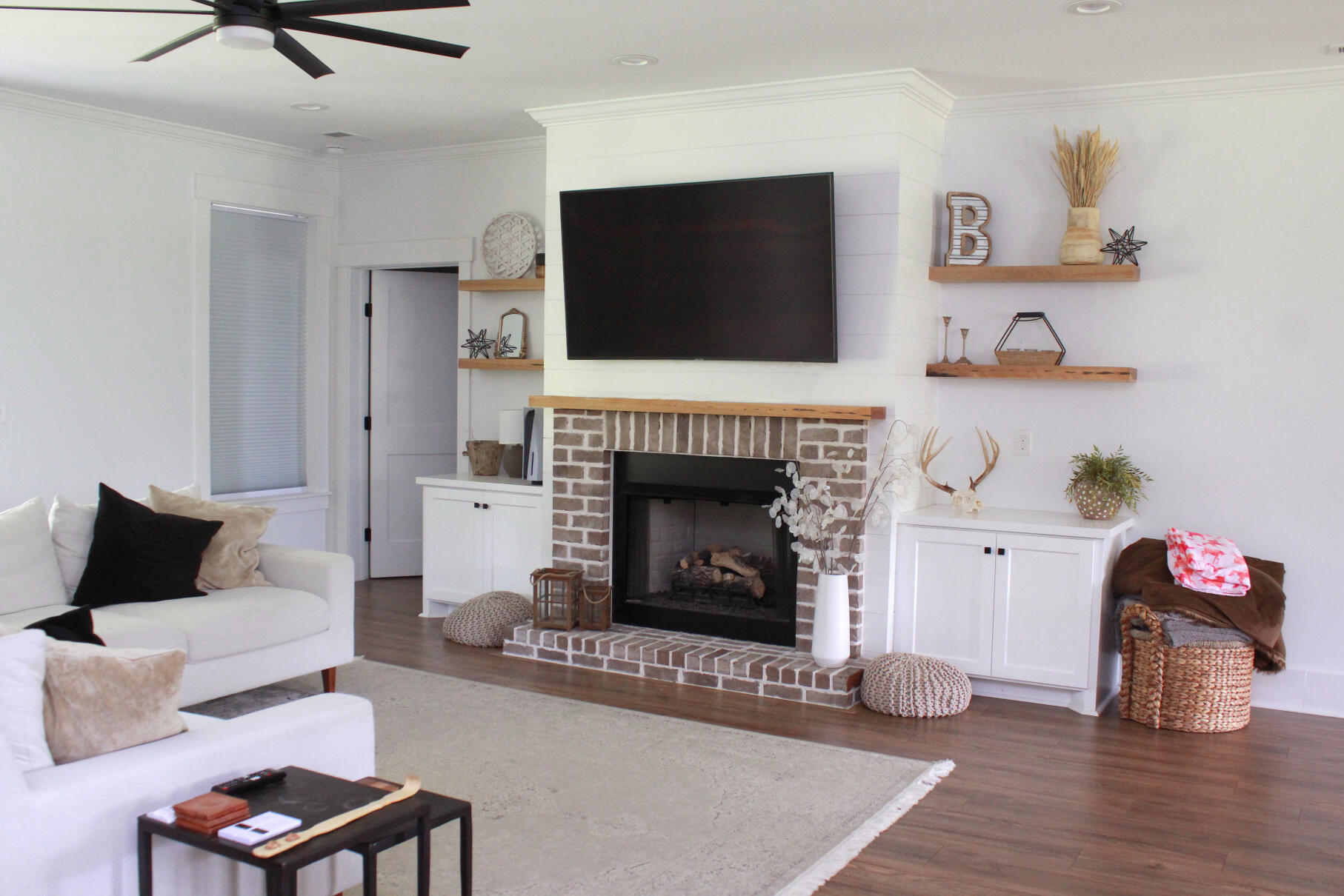 4359 Wire Road St. George, SC 29477 - Photo 10 of 24 Wire rd 6274 great room c 2 (2) 35