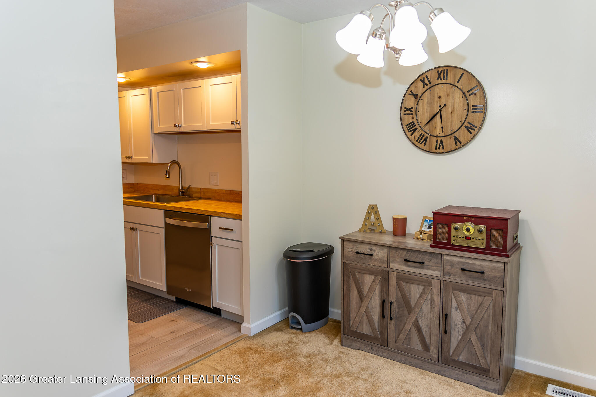 101 East Jolly Road, Unit B8 24 Lansing, MI 48910 - Photo 10 of 43 Dining room-leading to kitchen