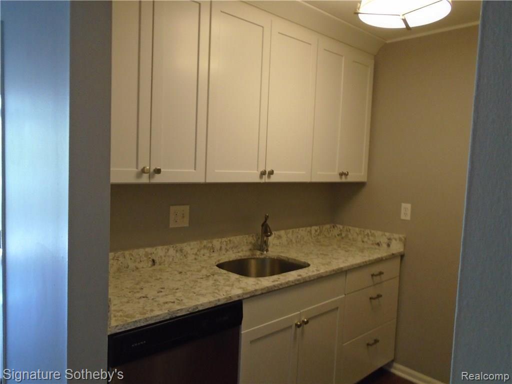 4913 Crooks Road, Unit 3 Royal Oak, MI 48073 - Photo 8 of 21 6.JPG
