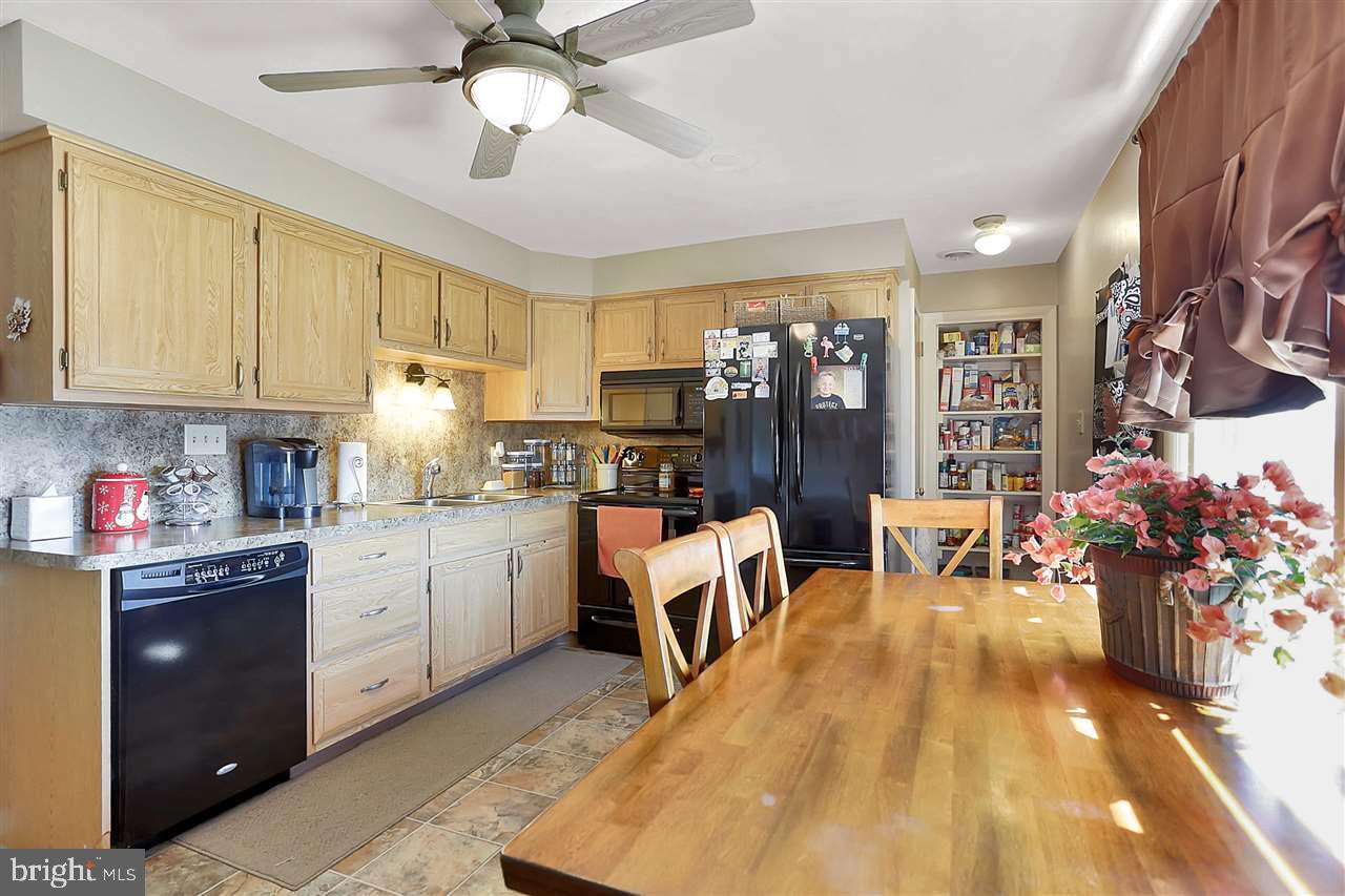 38 Merrin Road York, PA 17402 - Photo 8 of 24 Gallery Image 8