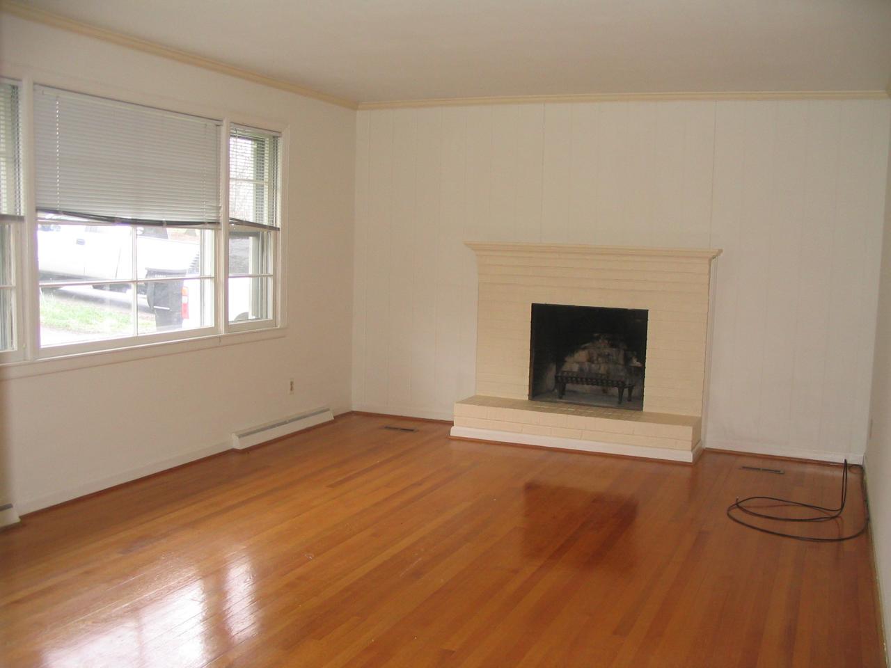 3235 Rasmont Road Roanoke, VA 24018 - Photo 2 of 15 Living Room