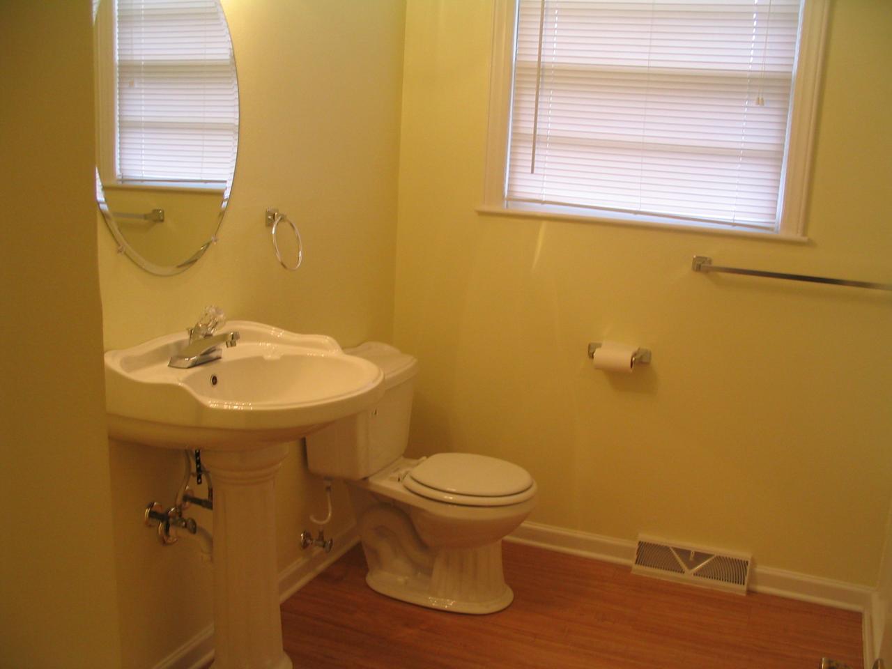3235 Rasmont Road Roanoke, VA 24018 - Photo 6 of 15 Hall Bath