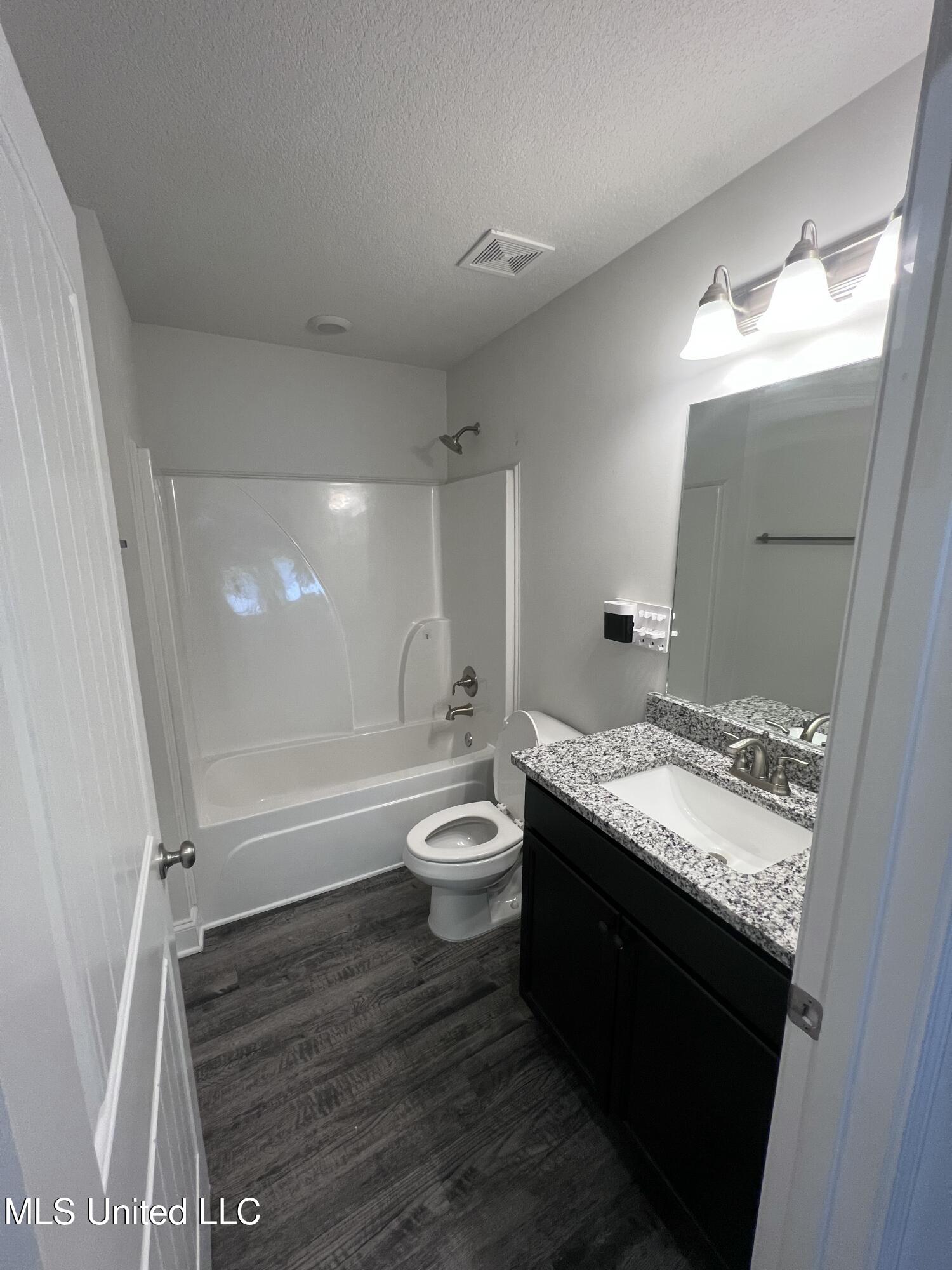 2532 Rutherford Drive Southaven, MS 38672 - Photo 14 of 18 Hallway Bath