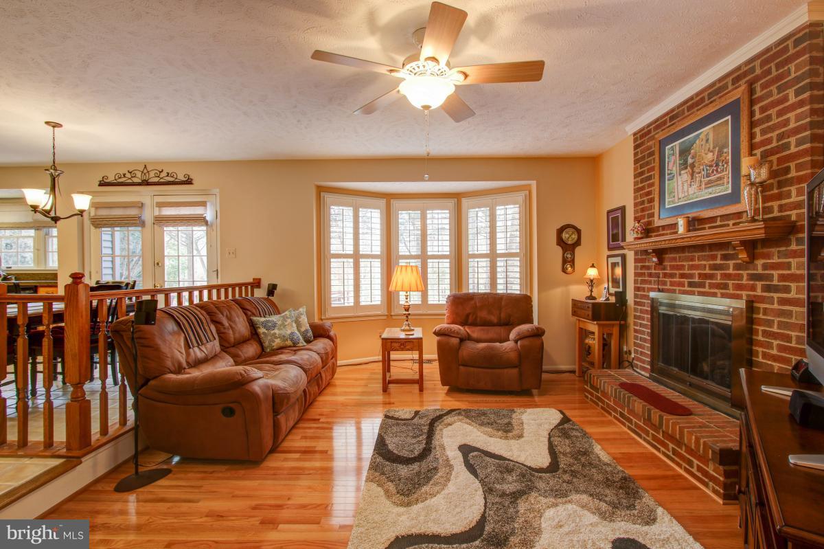 2204 Milburn Lane Reston, VA 20191 - Photo 14 of 30 Bay window, hardwood floors & natural light!