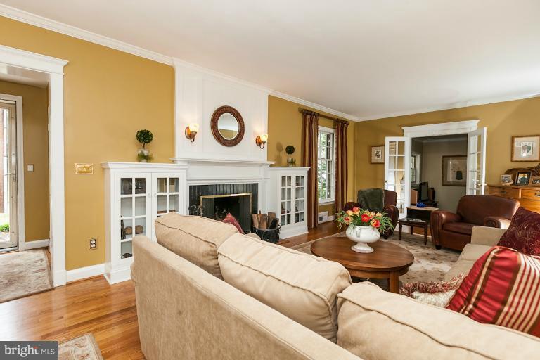 7115 Wardman Road Baltimore, MD 21212 - Photo 3 of 22 Living Room