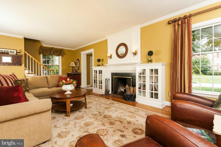 7115 Wardman Road Baltimore, MD 21212 - Photo 5 of 22 Living Room