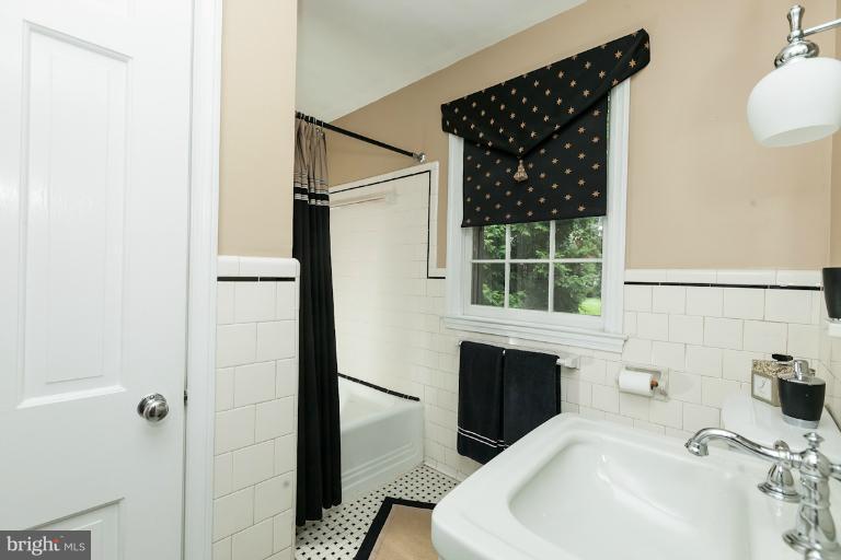 7115 Wardman Road Baltimore, MD 21212 - Photo 9 of 22 Bath