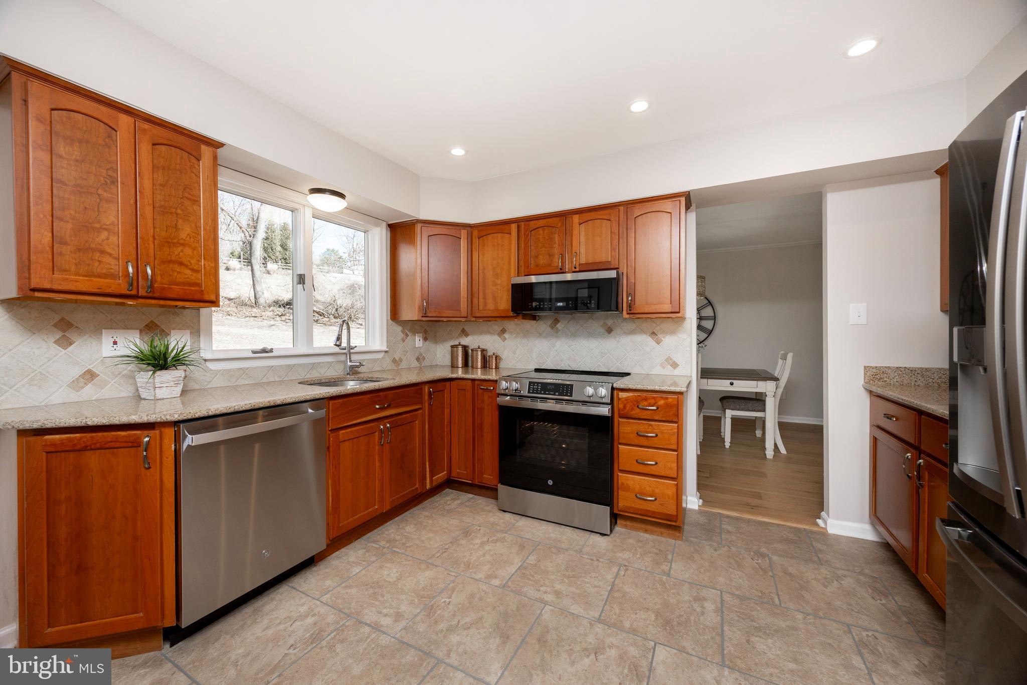 925 South Concord Road West Chester, PA 19382 - Photo 14 of 50 New range with convection oven