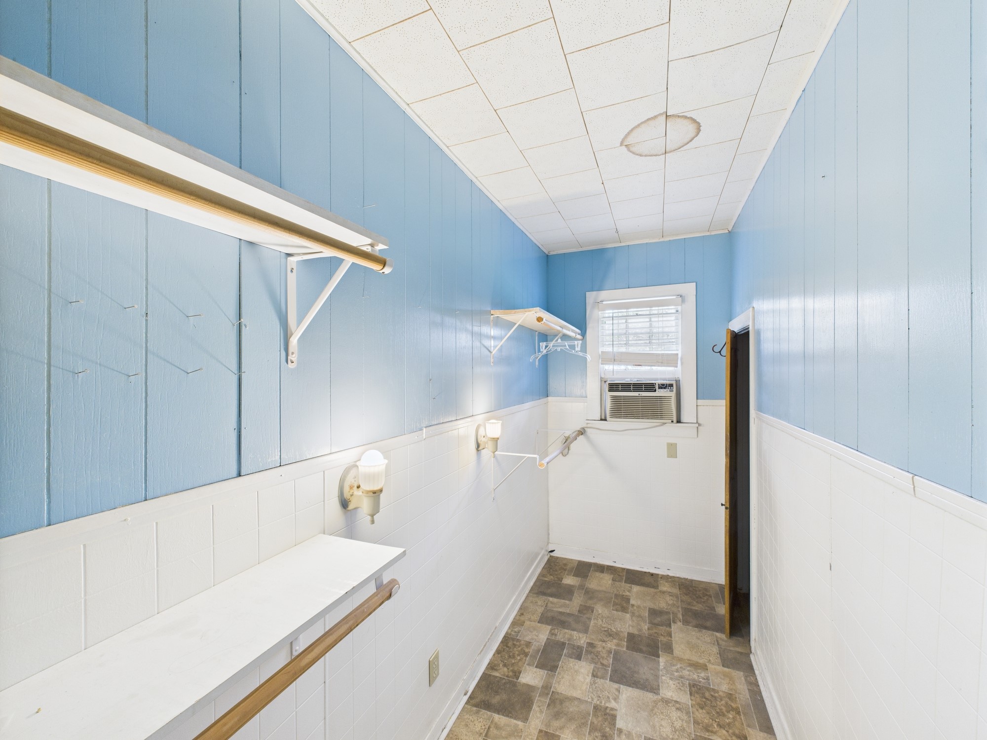 305 West Converse Street Weimar, TX 78962 - Photo 15 of 30 a view of a kitchen cabinets