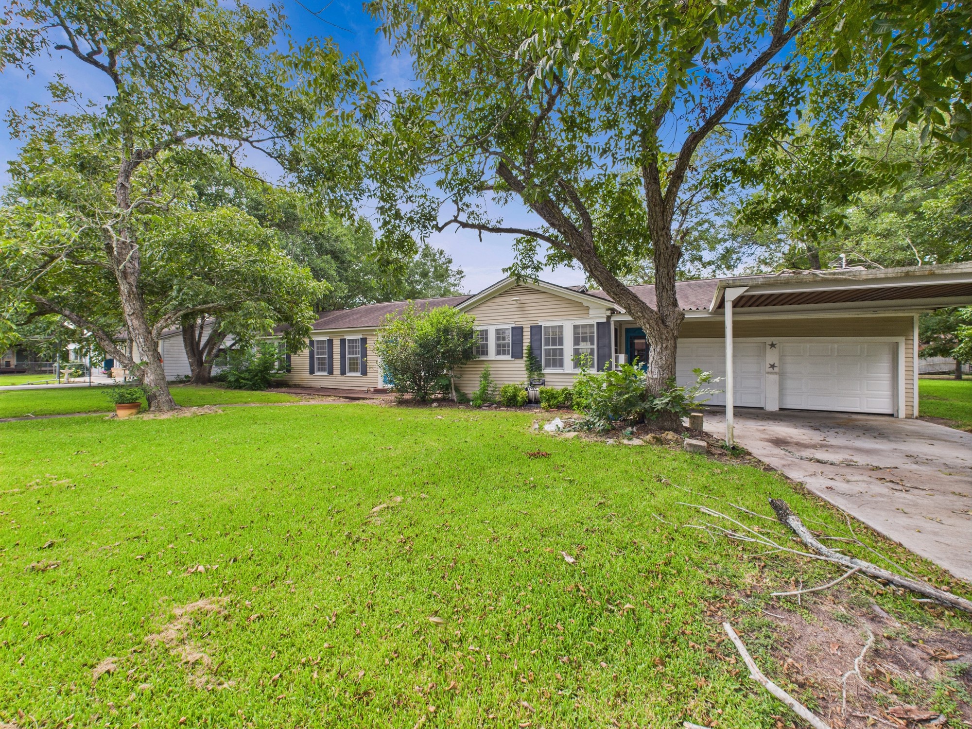 305 West Converse Street Weimar, TX 78962 - Photo 2 of 30 front view of house with a yard