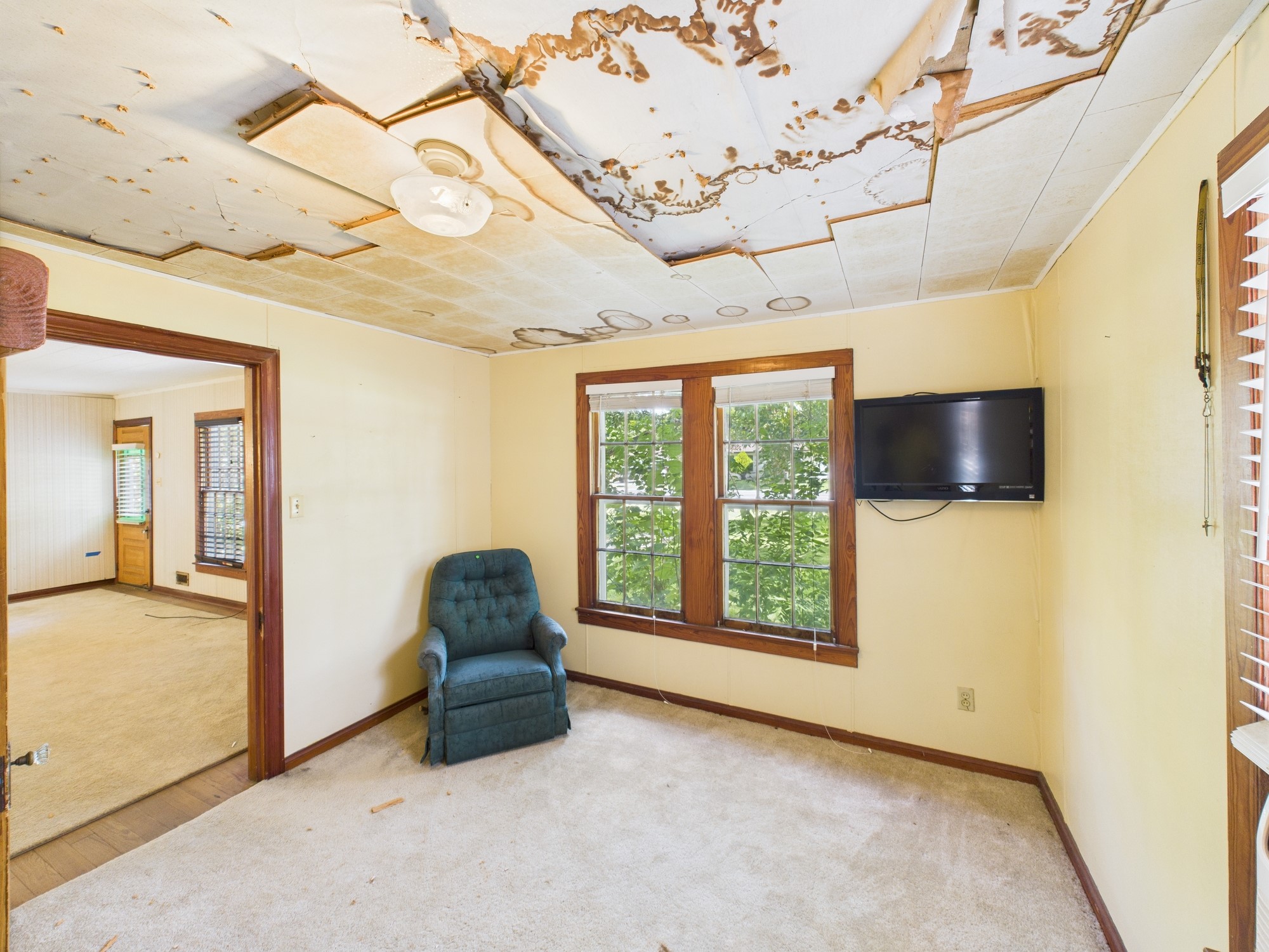 305 West Converse Street Weimar, TX 78962 - Photo 9 of 30 a living room with furniture and a window