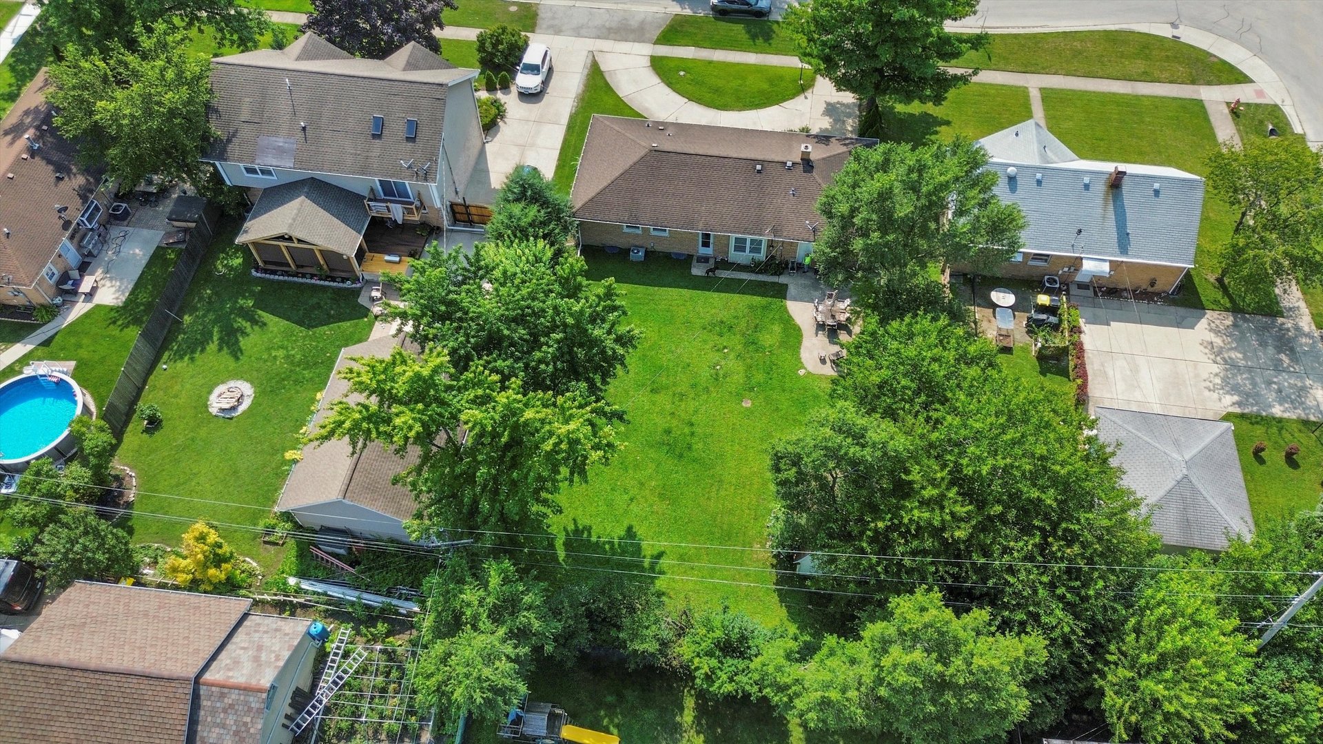 509 Spring Street Roselle, IL 60172 - Photo 30 of 31 an aerial view of multiple houses with yard