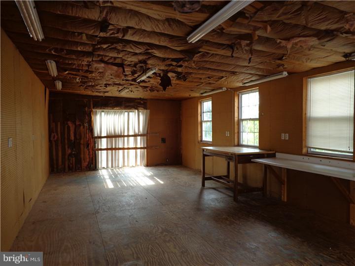 2226 Kutztown Road Reading, PA 19605 - Photo 16 of 24 Garage
