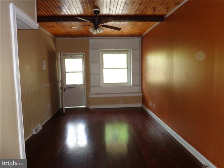2226 Kutztown Road Reading, PA 19605 - Photo 4 of 24 Living Room