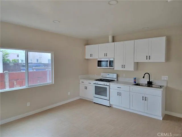 $1,980 | 6010 Kansas Avenue, Los Angeles, CA 90044