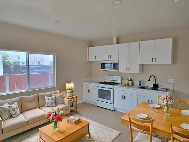 $1,980 | 6010 Kansas Avenue, Los Angeles, CA 90044