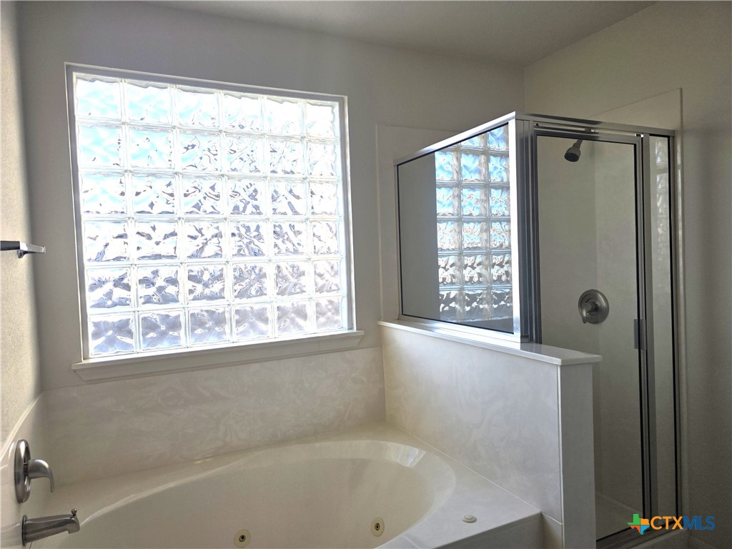 2203 Riley Drive Killeen, TX 76542 - Photo 12 of 22 a bathroom with a bathtub and a shower