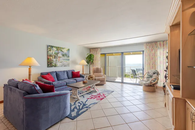 $749,000 | 1133 West Ocean Drive, Unit 2, Key Colony Beach, FL 33051