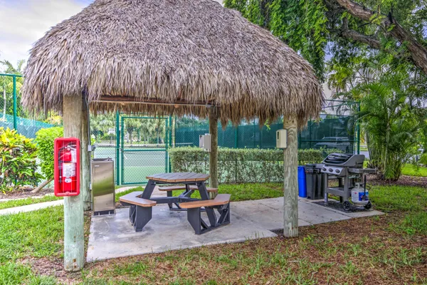 $749,000 | 1133 West Ocean Drive, Unit 2, Key Colony Beach, FL 33051