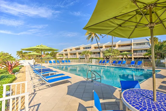 $749,000 | 1133 West Ocean Drive, Unit 2, Key Colony Beach, FL 33051