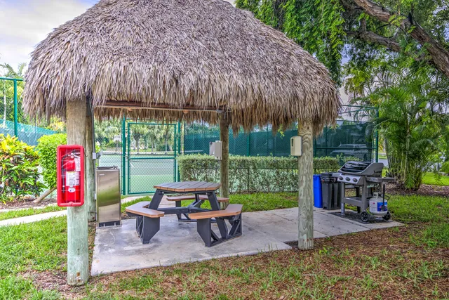 $749,000 | 1133 West Ocean Drive, Unit 2, Key Colony Beach, FL 33051