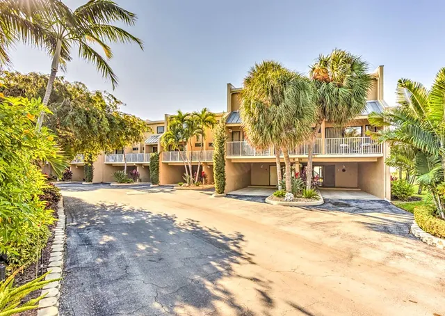 $749,000 | 1133 West Ocean Drive, Unit 2, Key Colony Beach, FL 33051