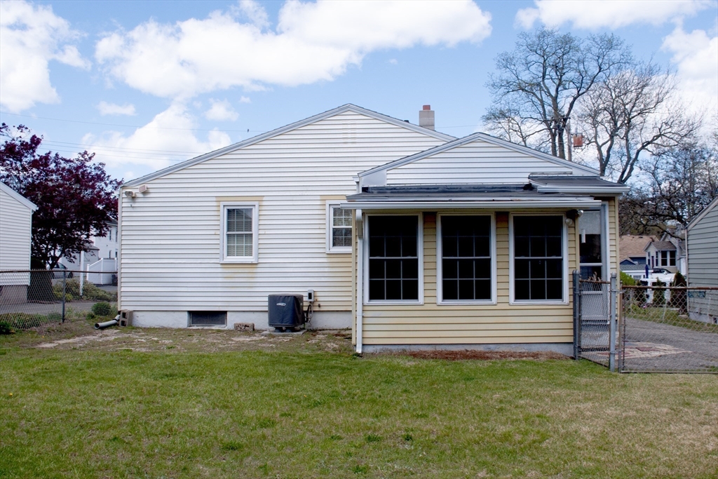 17 Mc Bride Street Springfield, MA 01104 - Photo 8 of 32
