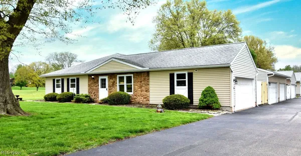 $230,000 | 4016 Townhouse Lane, Green, OH 44685