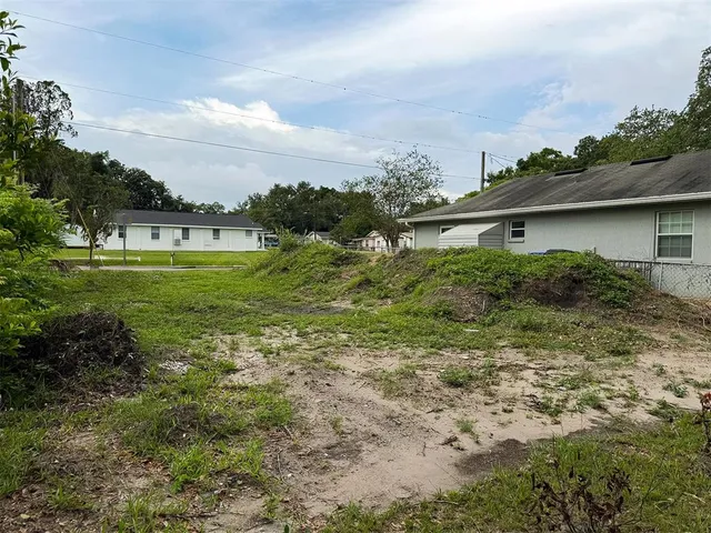 a view of a backyard