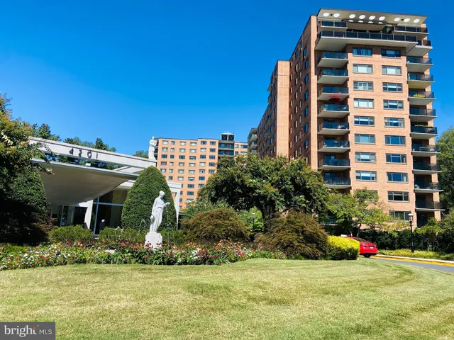 a view of front of house with a yard