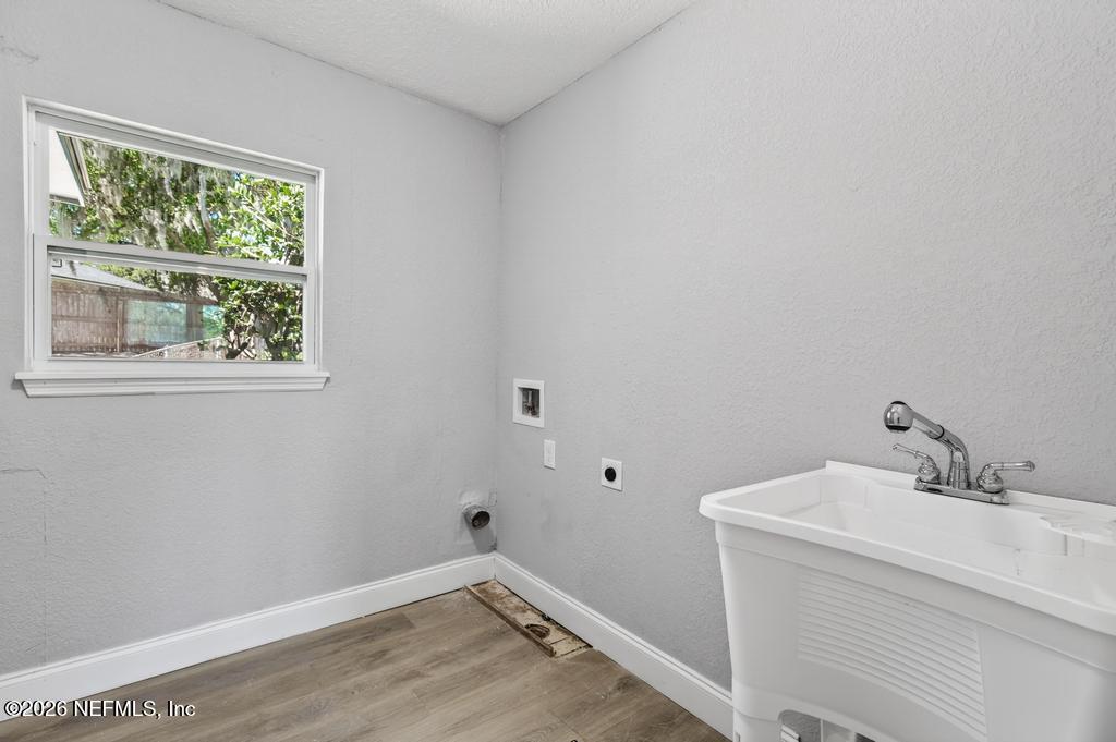 4040 Cove St Johns Road Jacksonville, FL 32277 - Photo 28 of 101 a bathroom with a sink and a window